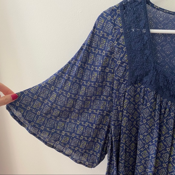 HOLLISTER NAVY FLOWY BLOUSE - Picture 2 of 6